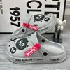 Chinelos masculinos sapatos com furos 2023 novo estilo duráveis antiderrapantes sola grossa uso casual coreano praia sola macia ponta fechada
