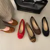 Sapatos femininos estilosos e modernos plus size 2026 moda novo modelo laço superfície macia sapatos boneca coreanos para pés largos e grossos