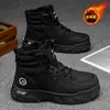 Botas de Veludo de Inverno 2025 Sapatos Masculinos Moda Retrô Sapatos de Trabalho Tendência Versátil Acolchoados Quentes Sapatos de Algodão Botas Curtas