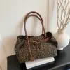 Bolso de Hombro Grande de Gamuza con Estampado de Leopardo Europeo y Americano Casual Elegante 2025 Nueva Moda Otoño e Invierno Tendencia