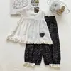 Conjunto de Dos Piezas: Top Babydoll Negro de Encaje Floral con Diseño de Corazón, Sin Mangas y Cuello Redondo, con Bordes Fruncidos, y Pantalones Jogger Calados de Verano