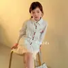 Conjunto versátil de top con rayas de encaje para niñas, nuevo atuendo de dos piezas de verano para niños mayores con falda de color contrastante, moderno