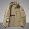 Nova jaqueta de outono para uso externo e no trajeto para homens, capuz removível, leve, respirável, multi-bolsos, corta-vento de tamanho grande