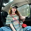 Camiseta Listrada Color Block Redonda Solta da Moda para Mulheres, Top Versátil Estiloso Graffiti de Comprimento Médio Juvenil Ins