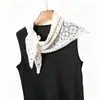 Bufanda Triángulo de Encaje Hueco para Mujer, Estilo Coreano Versátil para Primavera y Otoño, Bufanda Pequeña de Seda Estilo Mori, Adecuada para Combinar con Camisetas y Camisas como Bufanda Decorativa para el Cuello