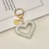 Llavero Creativo de Arcilla Cerámica Corazón Hueco Full Diamante Colgante Simple para Bolso de Mujer Corazón de Melocotón Incrustado con Pedrería Colgante para Llave de Coche