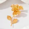 Broche largo floral de cuatro pétalos con textura vintage transfronterizo en oro mate, diseño de hoja y flor, sensación de alta gama, al por mayor