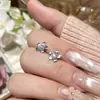 Pendientes delicados y frescos de flor de cerezo con diamantes rosados brillantes para mujer, dulces y elegantes, pendientes florales de lujo ligero, accesorios versátiles para el día a día