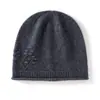 Gorro de Punto Cálido con Borde Enrollado y Punto Flor de Ciruelo Otoño Invierno Nuevo Cachemir Moda Botón Protección para Orejas Gorro de Lana para Mujer