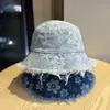 Sombrero de Cubo de Mezclilla Bordado con Flores Frescas Estilo Coreano para Mujer, Lavado y Desgastado con Bordes Deshilachados, Adecuado para Salidas de Primavera y Verano como Sombrero para el Sol