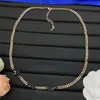 Collar Nuevo Modelo de Marca de Lujo Transfronteriza Europea y Americana 2025 con Logo y Letras Incrustadas de Diamantes para Mujer, Sensación de Alta Gama, Fotos Reales, Collar al por Mayor