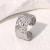 Anillo de acero inoxidable estilo Joker simple con apertura de estilo europeo y americano que no se desvanece y diseño de nicho chapado en oro de 18 quilates.