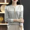 Moda Femenina Nueva Primavera/Verano 2026 Simple Rayas Un Botón Cuello Redondo Diseño Ajustado Camisa Base de Algodón