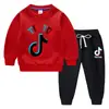 Conjunto de Moletom Infantil Outono/Inverno 2026, Novo Modelo Estiloso para Crianças Maiores, Forrado com Fleece e Espessado para Aquecimento, Conjunto de Manga Longa de Inverno