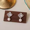 Brincos de Pérola com Flor Vazada de Zircônia Estilo Francês para Mulheres, Brincos de Luxo Leve de Alta Qualidade com um Design Versátil Vintage Elegante e Moderno