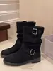 Botas de Outono Inverno Estilo Novo Fivela de Metal Marrom Botas Martin Femininas Couro Fosco Salto Bloco Solado Grosso Cano Médio Enrugado Botas Curtas