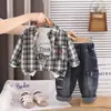 Traje Masculino Primavera e Outono 2026 Nova Camisa Xadrez Estilosa Roupa de Outono Infantil Roupa de Bebê Conjunto de Três Peças Primavera e Outono