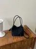Bolso tipo cubo tote de alta gama transfronterizo, elegante, para mujer, nuevo diseño retro, estilo nicho, adecuado para ir al trabajo, se puede llevar como bolso de hombro o bolso cruzado, moderno