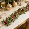 Galhos de Pinheiro de Natal, Frutas Vermelhas, Bolas Vermelhas de Veludo, Cipós Decorativos, Escada, Lareira, Enfeites de Porta, Agulhas de Pinheiro Artificiais, Guirlandas de Feriado