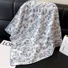 Pañuelo cuadrado pequeño floral pastoral de seda de imitación Pañuelo de seda para mujer Primavera y verano Combinación con todo Decorativo Pañuelo para la cabeza estilo coreano Verano Fotografía