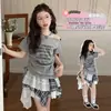 Conjunto de Falda Corta Irregular de Moda para Niñas Verano 2026 Nuevo Estilo Top de Manga Corta Conjunto de Dos Piezas con Adorno de Encaje Moderno