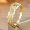 Anillo de banda dorada retorcida con acentos de diamante, con un delicado diseño retorcido y piedras de zirconia cúbica micro pavimentadas, un anillo ligero y elegante para el dedo índice