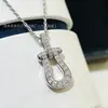 Pulseira de Alta Qualidade Fred com Fivela de Ferradura Pequena para Mulheres, Luxo Leve Ouro 18K, Versátil e Elegante, Presente para Namorada ou Melhor Amiga