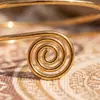 Pulseira de padrão espiral exagerado europeia e americana transfronteiriça, bracelete de metal torcido e entrelaçado de moda vintage, pulseira de punho personalizada para mulheres