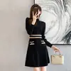 Elegante Vestido de Punto Estilo Hepburn 2026 Primavera y Otoño Nuevo Cuello Semi-Alto Ceñido a la Cintura Adelgazante Línea A Pequeño Vestido Negro