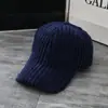 Gorra estilo coreano de otoño e invierno color liso raya gruesa sombrero de pana para pareja todo partido estudiante moderno cálido gorra de béisbol