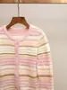 Cardigan de Tricô Pelúcia Versátil com Listras Contrastantes Doce e Pequeno Perfume, Novo para Outono e Inverno, Feminino, Elegante, de Shenzhen Nanyou