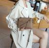 Bolsa quadrada transversal de couro bovino de primeira camada para mulheres, simples e moderna, bolsa de motocicleta, pequena bolsa de mão feminina, bolsa envelope com rebites
