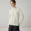 Simples, mas versátil! Suéter 100% cashmere para mulheres, com malha de 7 fios dupla, gola semi-alta e ombros de caimento regular, perfeito como peça base.