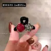 Presilha de cabelo vermelha perolada nova e moderna para mulheres, com delicados enfeites de strass, perfeita para prender o cabelo lateral ou da frente, criando um look estilo princesa e servindo como um acessório de cabelo estiloso