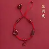 Tornozeleira de Fio Vermelho com Doze Signos do Zodíaco em Cinábrio Novo Estilo 2023 Pulseira com Fivela de Paz Ornamento de Corda de Pé Trançada com Ano de Nascimento com Acabamento de Alta Qualidade