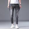 Jeans Cropped Cinza Estilo Europeu de Marca Tendência Bordado para Jovens Homens, Calças Skinny Slim-Fit Modernas e Estilosas, de Barra Reta