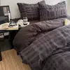Juego de ropa de cama de cuatro piezas de tela de piqué grado A, diseño simple, incluye funda de edredón, sábana plana y sábana ajustable, adecuado para habitaciones de dormitorio