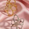 Anillo Abierto Lele Jewelry Estilo Europeo y Americano Acero Inoxidable Combinación de Colores Dorado y Plateado Flores Caladas Diseño de Nicho Versátil y de Moda
