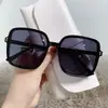 Gafas de sol cuadradas de montura grande con puntos metálicos para mujer, estilo premium anti-UV, nuevas gafas de sol de moda de color degradado.