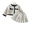 Conjunto de Duas Peças Cardigan Jaqueta + Saia Estilo Pequeno Chanel para Meninas Primavera e Outono 2026 Jaqueta Elegante para Bebê e Saia Curta