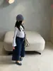 26 Otoño Nuevo Conjunto para Niñas Estilo Coreano Versátil Sencillo Camiseta de Manga de Campana con Bolso y Pantalones de Pierna Ancha de Mezclilla para Niños Mayores