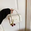 2026 Nova Tendência Bolsa Quadrada Pequena com Padrão de Crocodilo Moda Feminina Versátil Bolsa Transversal Bolsa de Mão Bolsa de Ombro com Pingente de Cereja