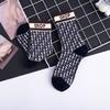 Estilo popular de celebridad de internet artículos europeos prenda exterior calcetines largos de moda versátil personalidad retro otoño e invierno cálidos calcetines de mujer con letras dropshipping