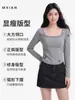 Camiseta de manga longa lisa para mulheres, outono e inverno, gola quadrada, fleece fino, não volumosa, base para estudantes, top estiloso e elegante