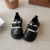 Sapatos de couro de cor sólida estilo britânico para crianças, nova coleção primavera/outono 2026, sapatos de performance para meninas com laço e acabamento em renda