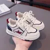 Zapatos para niñas 2026 nueva colección de otoño, zapatillas casuales de suela blanda para niños, zapatillas blancas versátiles para niñas, adecuados para niños de talla mediana y grande