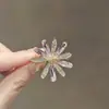 Moda nueva 2023 Broche de margarita para mujer Accesorios elegantes de alta gama combinan con todo Pin anti-exposición de celebridad de Internet Broche