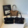 Bolsa de Ombro Minimalista Retrô para Mulheres 2025 Inverno Novo Estilo Versátil Bolsa de Mão com Alça de Couro Bolsa de Ombro
