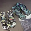 Tendência Nacional Panda Novas Chinelas Masculinas Antiderrapantes Para Usar Fora de Casa Verão Outdoor Chinelos Sandálias de Praia Masculinas Modernas