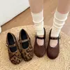 Zapatos de otoño con puntera dividida, estilo Mary Jane retro, planos de punta baja 2026, estilo francés y coreano para mujer, con una sola tira, tela marrón